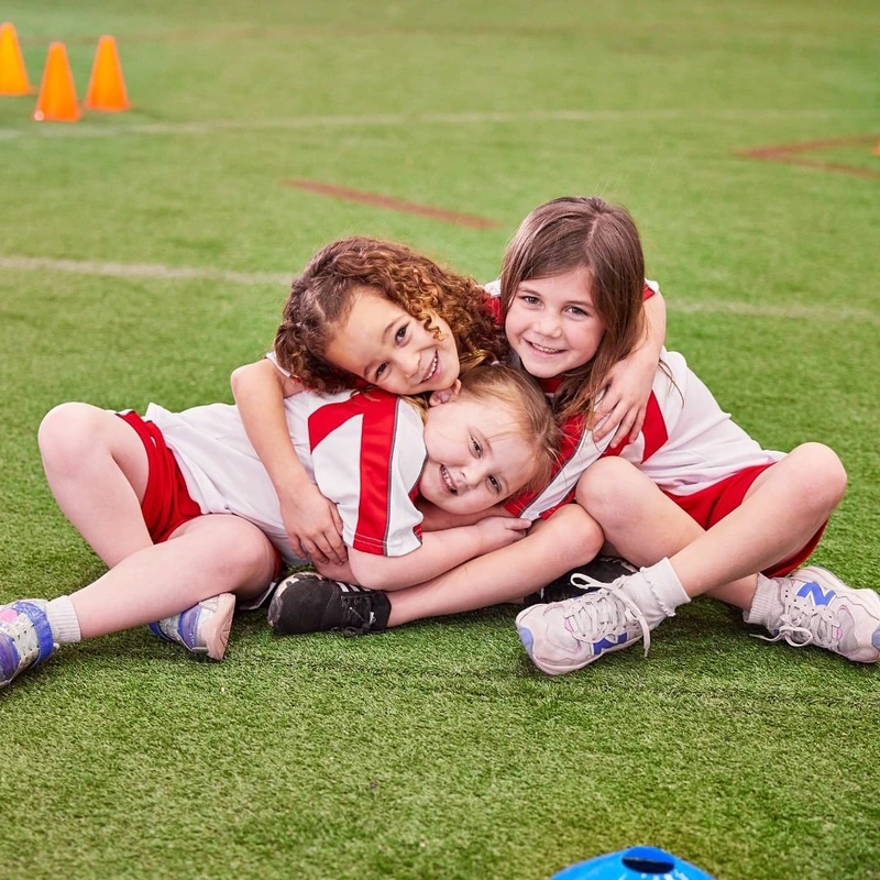 niñas en el campamento de verano de fútbol de Little Kickers Barcelona