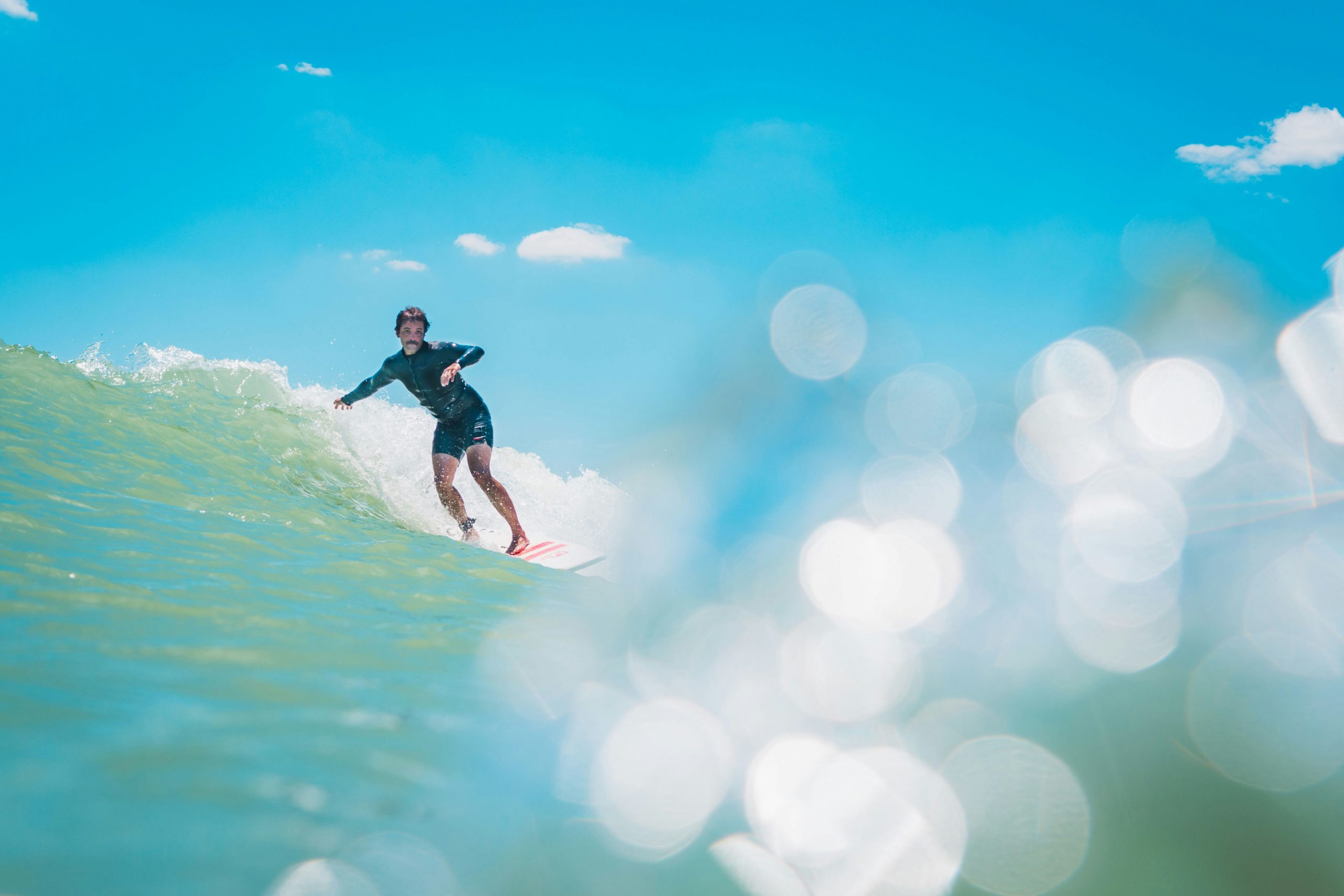 niño surfeando una ola y los beneficios del surf