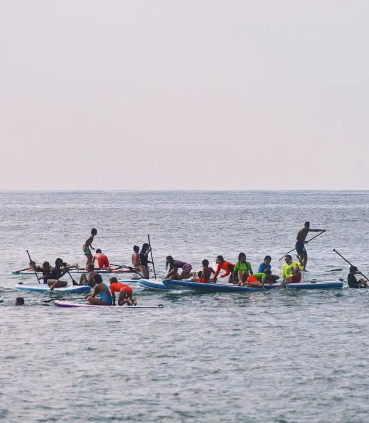 Maresme Waves campus de verano niños en el mar practicando SUP