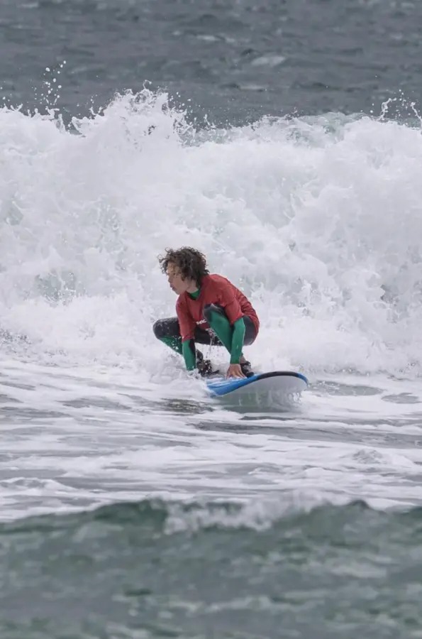 Maresme Waves niño en clase de surf 