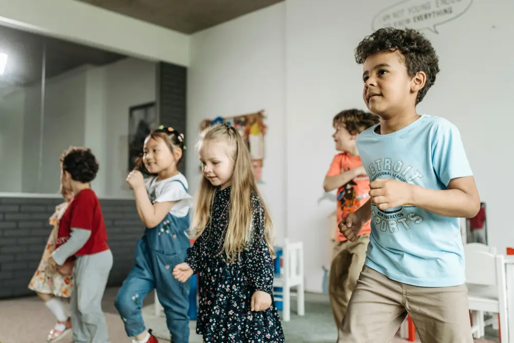 niños bailando como ejemplo de la mejora de autoestima