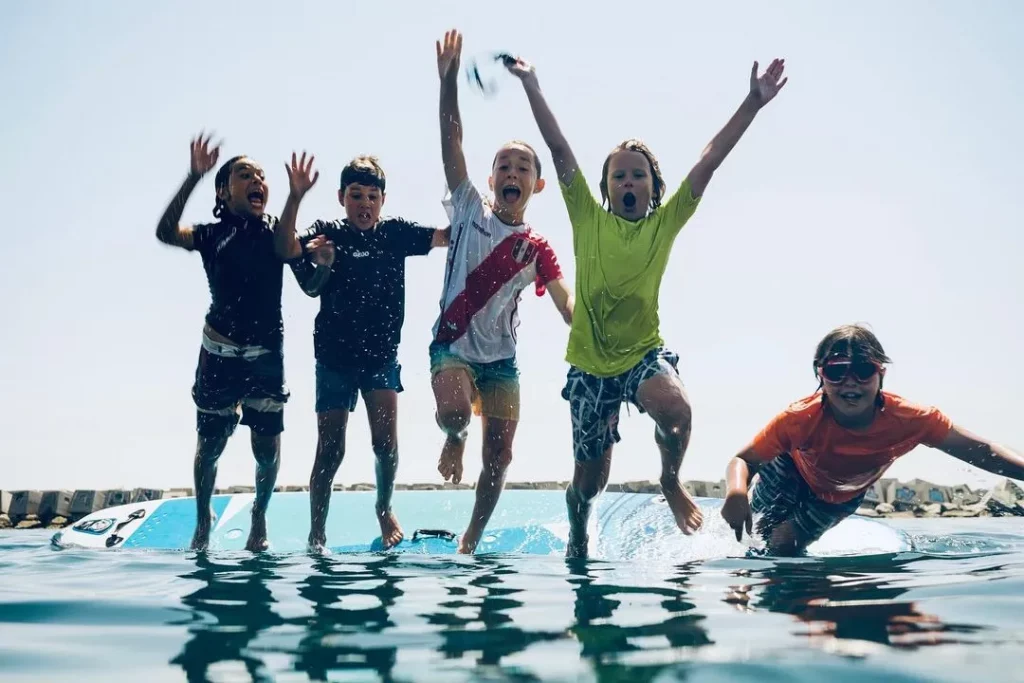 294546868 720143652621575 4369626382133157516 n - ¡Descubre los beneficios del surf para niños y jóvenes!