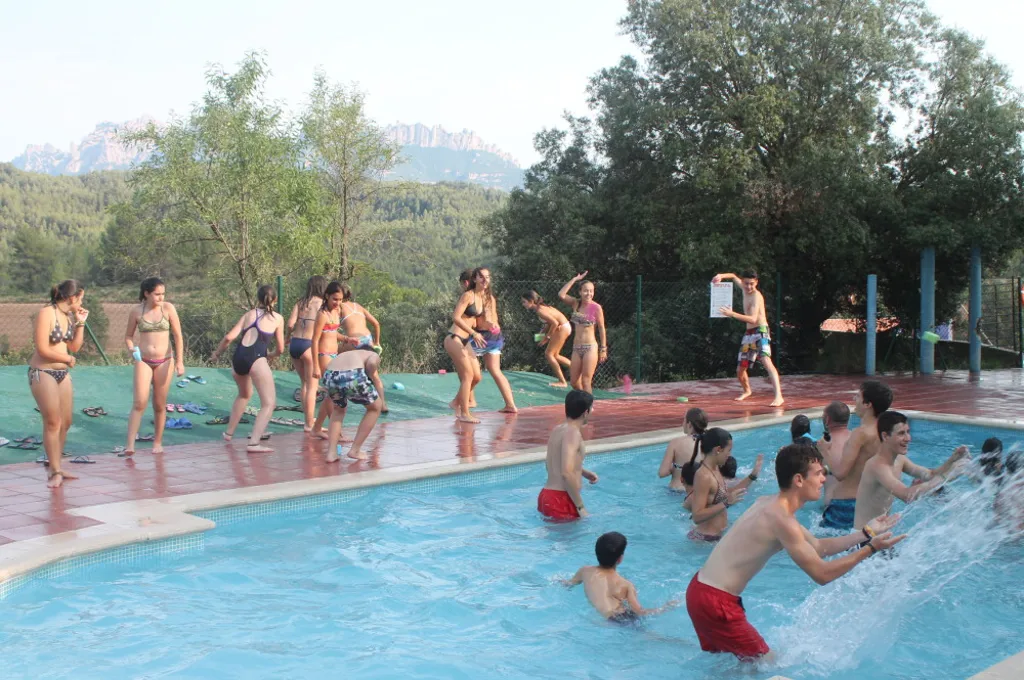 niños disfrutando en la piscina en el summer camp de alemán 