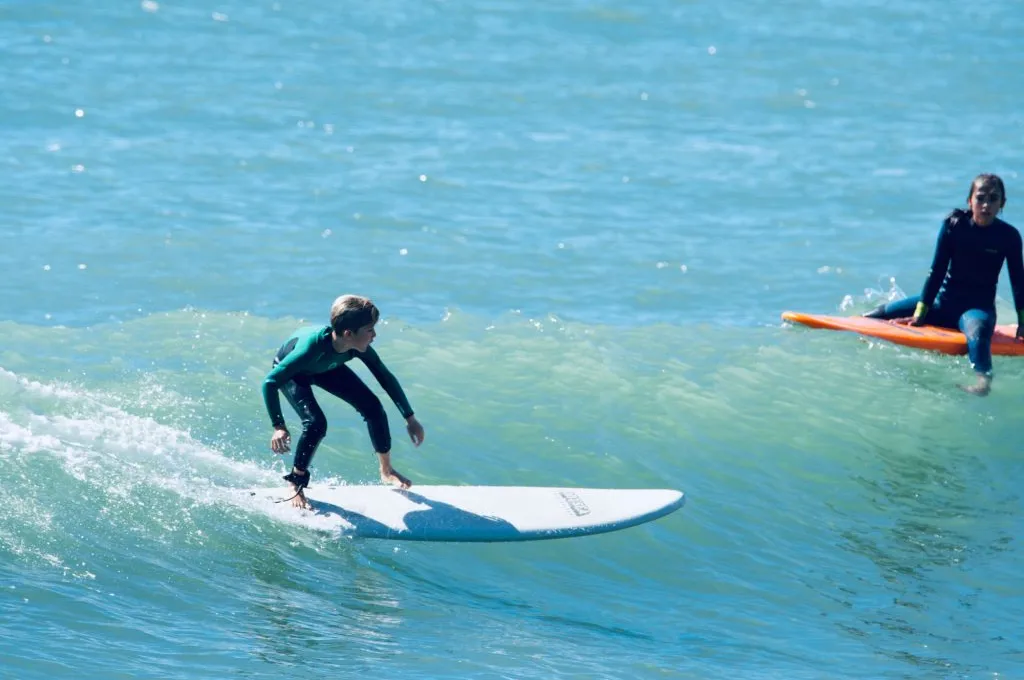 dsc 0584 1024x682 1 - ¡Descubre los beneficios del surf para niños y jóvenes!