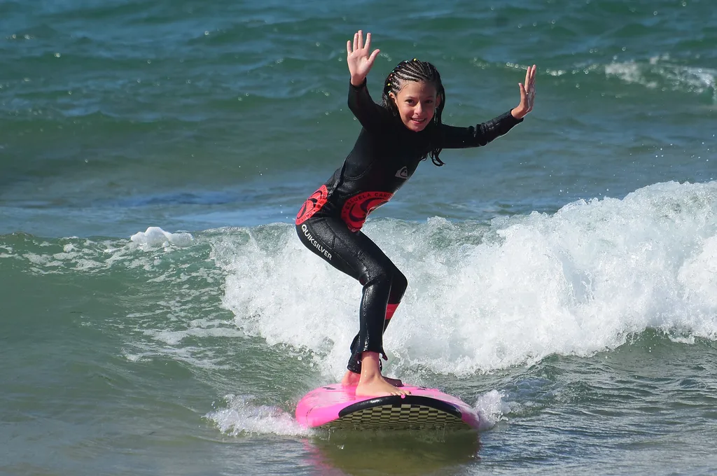 niña haciendo surf en las colonias de verano de la Escuela Cántabra de Surf
