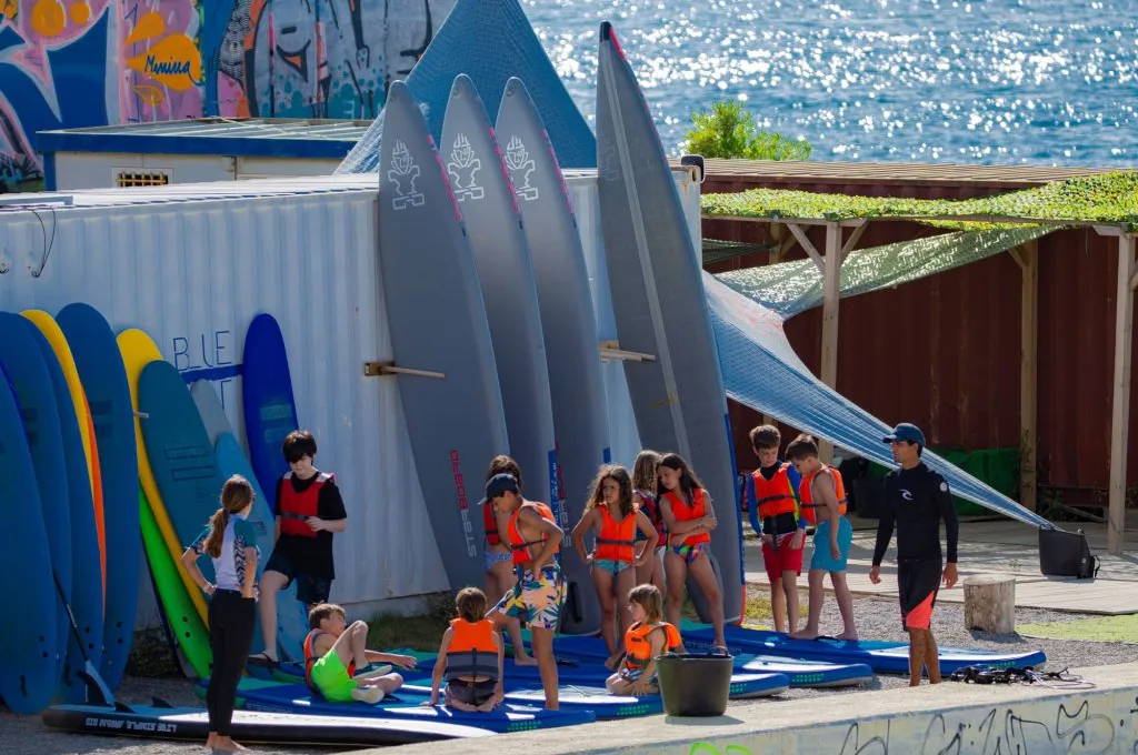 dsc 8298 web 1024x682 1 - ¡Descubre los beneficios del surf para niños y jóvenes!