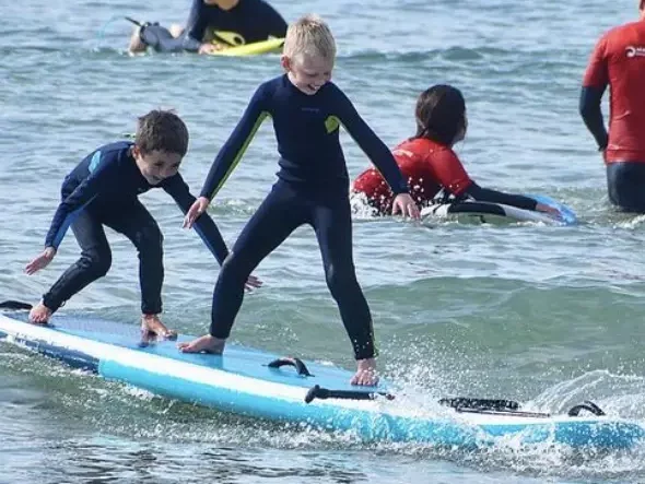 Niños haciendo surf en el Campus de Verano de Maresme Waves