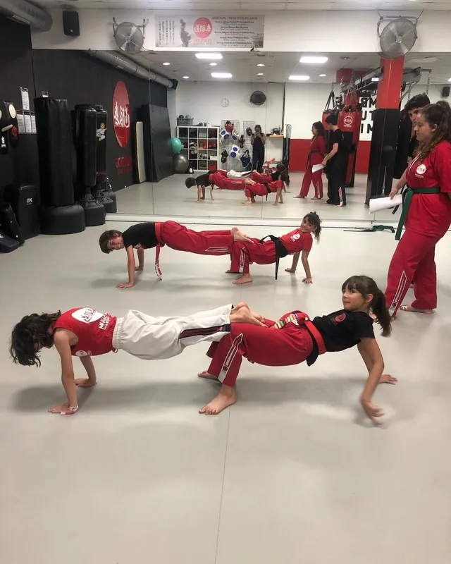 mugendo esplugues artes marciales acrobacia - Explora el mundo de las Artes Marciales para niños: beneficios y campamentos