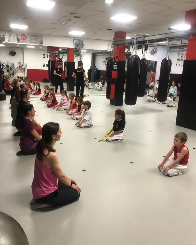 mugendo esplugues artes marciales familia - Explora el mundo de las Artes Marciales para niños: beneficios y campamentos