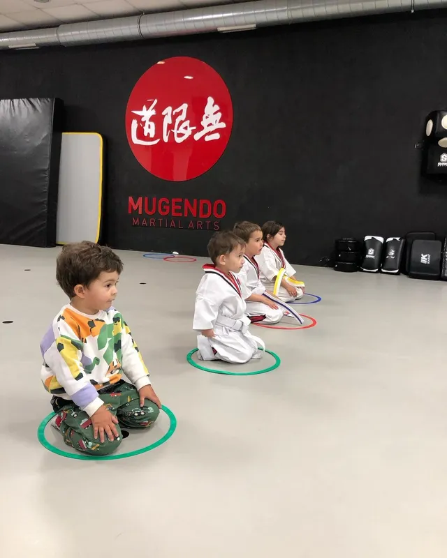 mugendo esplugues artes marciales pequenos - Explora el mundo de las Artes Marciales para niños: beneficios y campamentos