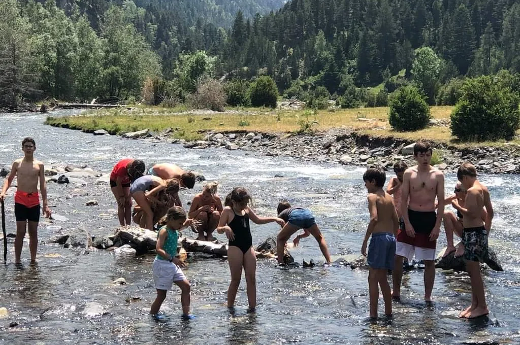 niños jugando en el río en English Summer Camp
