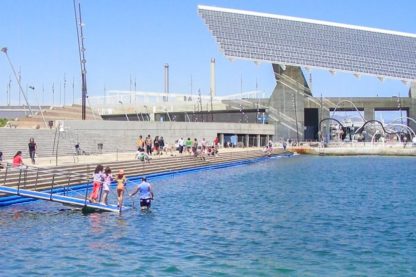 banys del fòrum edited - 10 piscinas descubiertas en Barcelona para disfrutar el verano en familia