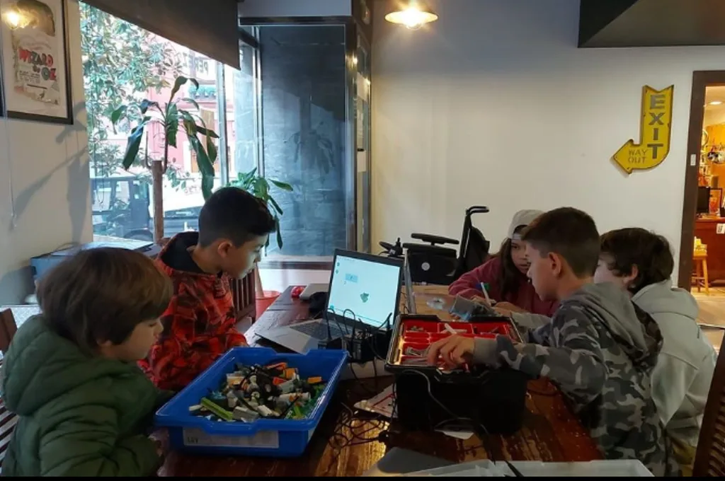 Niños aprendiendo tecnología en Camp Tecnológico