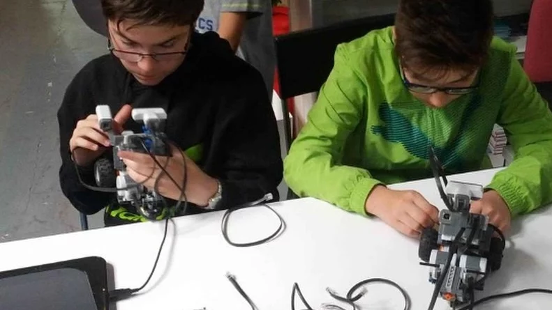 Robótica para jóvenes en Camp Tecnológico