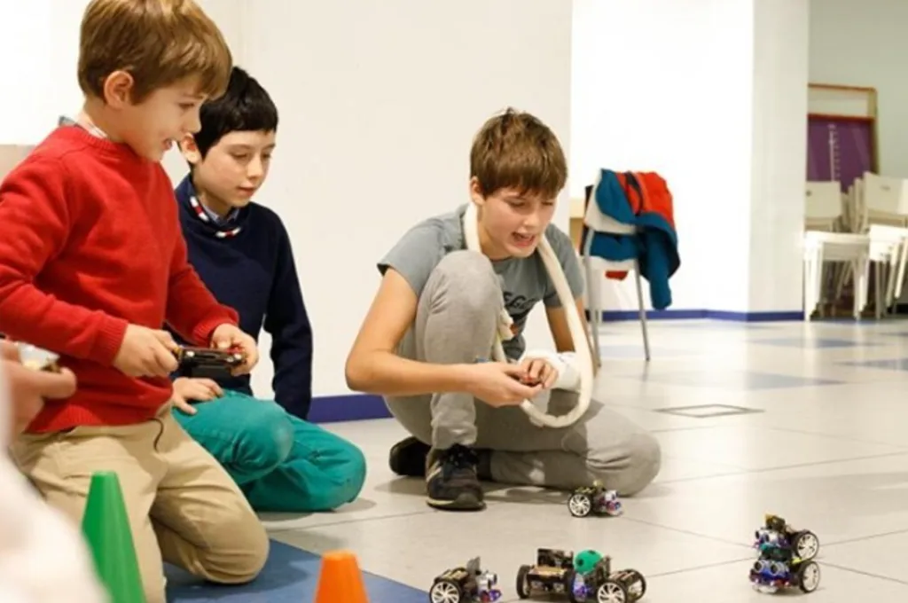 Niños en clase de robótica en Camp Tecnológico