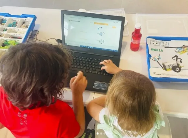 Niños programando en su ordenador en las extraescolares de Camp Tecnológico