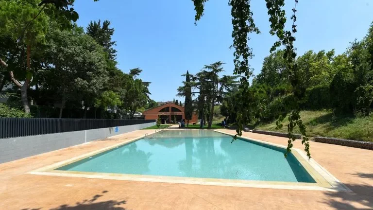 cem trinitat vella 1 edited - 10 piscinas descubiertas en Barcelona para disfrutar el verano en familia