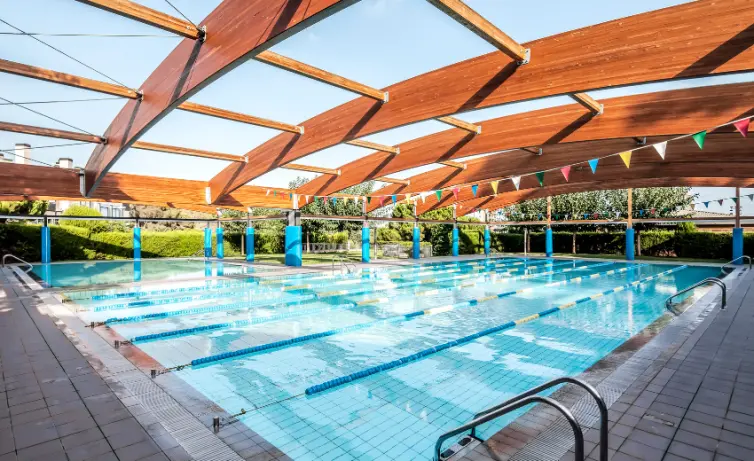 centre esportiu municipal can caralleu piscina - 10 piscinas descubiertas en Barcelona para disfrutar el verano en familia