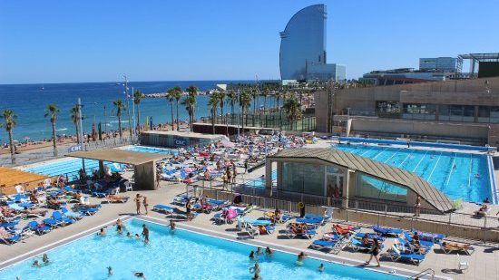 club nataci atletic barceloneta edited - 10 piscinas descubiertas en Barcelona para disfrutar el verano en familia