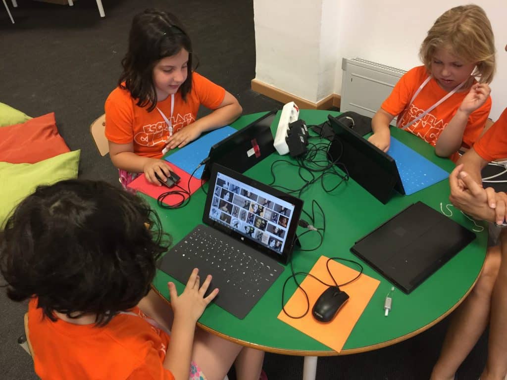 Niños en sus ordenadores estudiando programación en Escuela de Ciencia
