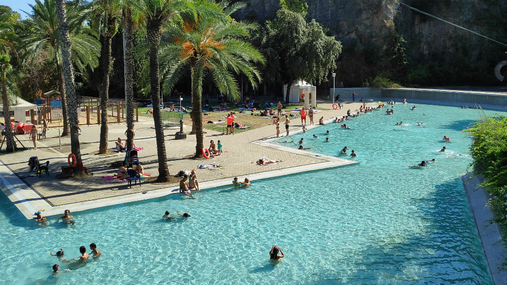 lago piscina creueta del coll - 10 piscinas descubiertas en Barcelona para disfrutar el verano en familia