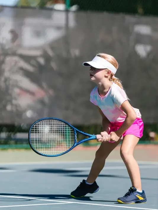 nina tennis edited - Actividades deportivas y su impacto en el rendimiento escolar