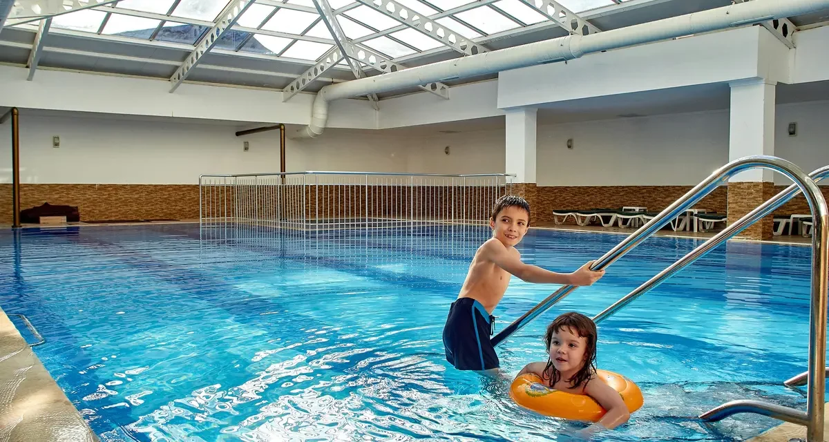 10 piscinas descubiertas en Barcelona para disfrutar el verano en familia