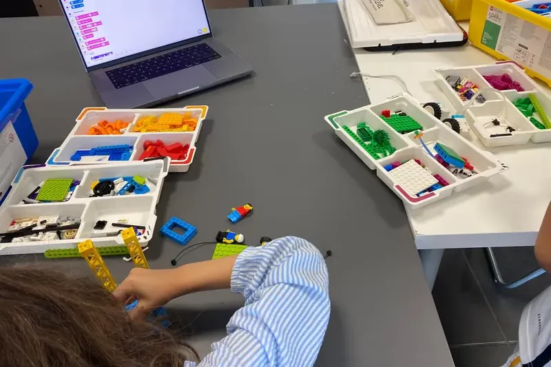 uplevel las rosas programacion robotica edited - ¿Por qué los niños deben aprender programación? 