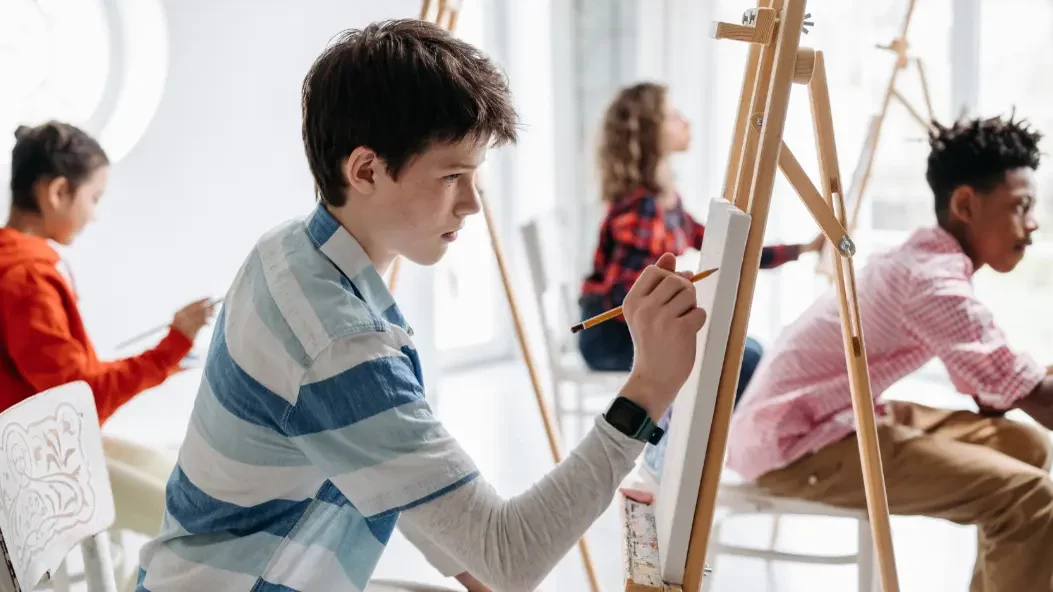 Extracurricular drawing - Child painting on an easel