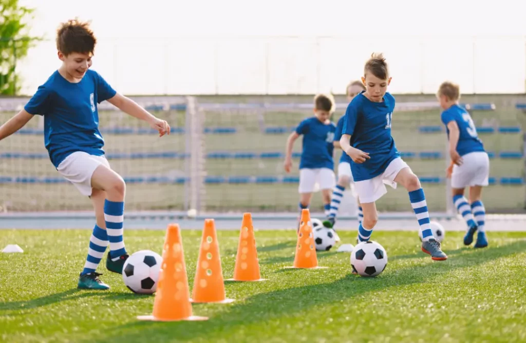 Extraescolares deportivas - Practicando fútbol