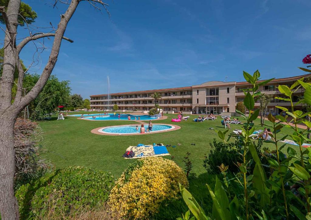 aparthotel golf beach pals - 50 hoteles family friendly en Cataluña para disfrutar con niñxs