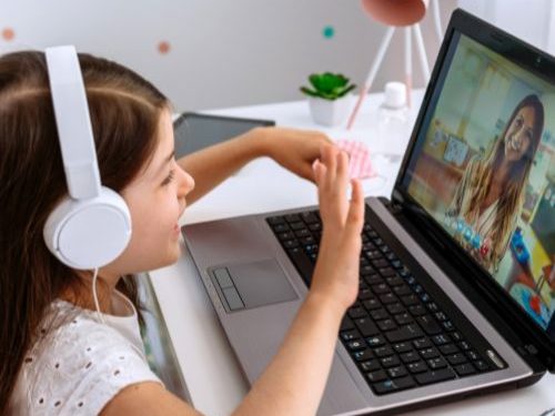 Niña en clase de inglés online. Academias de inglés en Madrid.