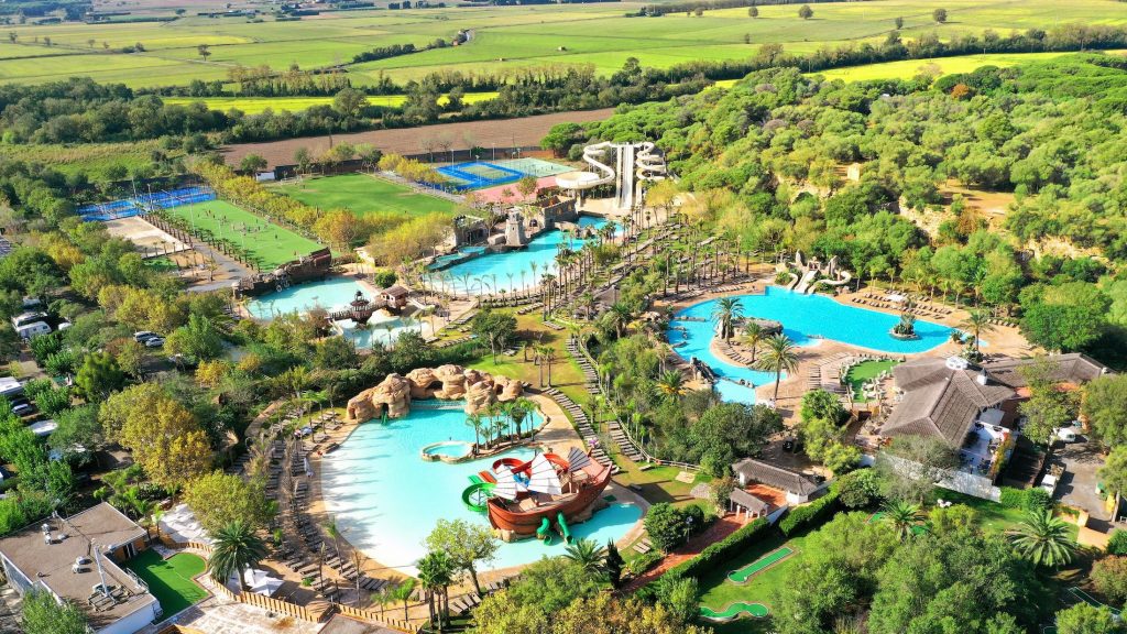 hotel family friendly dolfi water park el delfin verde - 50 hoteles family friendly en Cataluña para disfrutar con niñxs