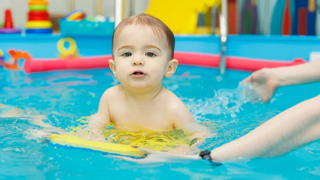 Extracurricular activities for children from 2 to 3 years old - Baby learning to swim