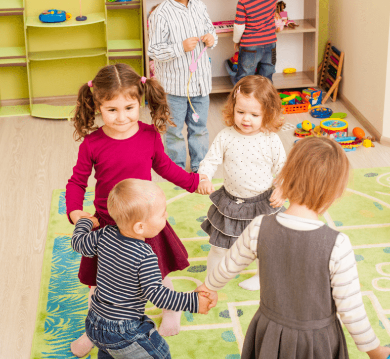 Extra-curricular activities for children from 3 to 4 years old - Children playing hand in hand