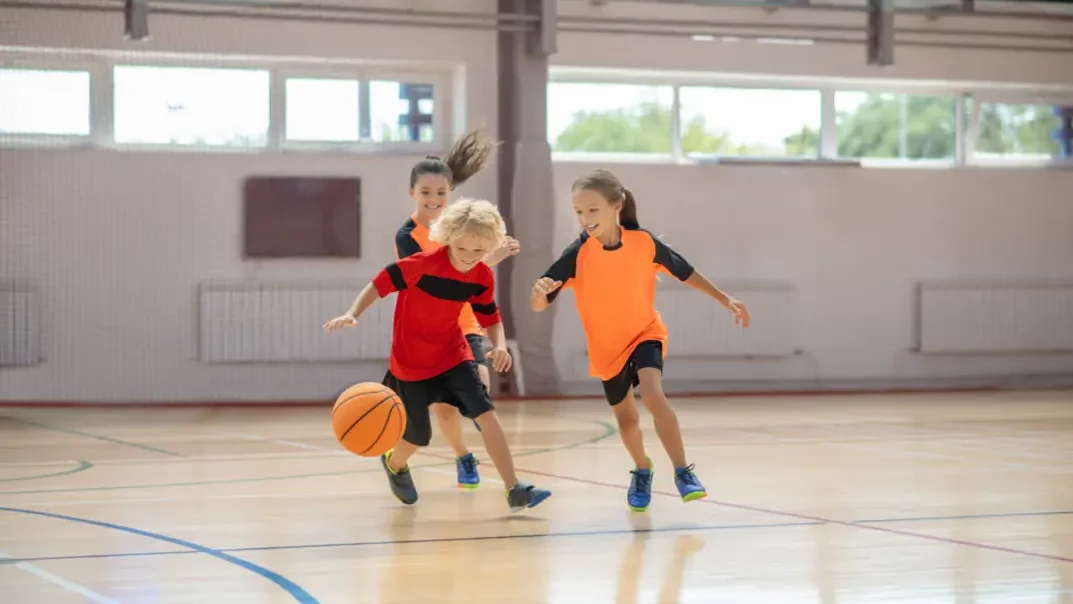 Extraescolares para niños de 4 a 5 años - Niños jugando al baloncesto