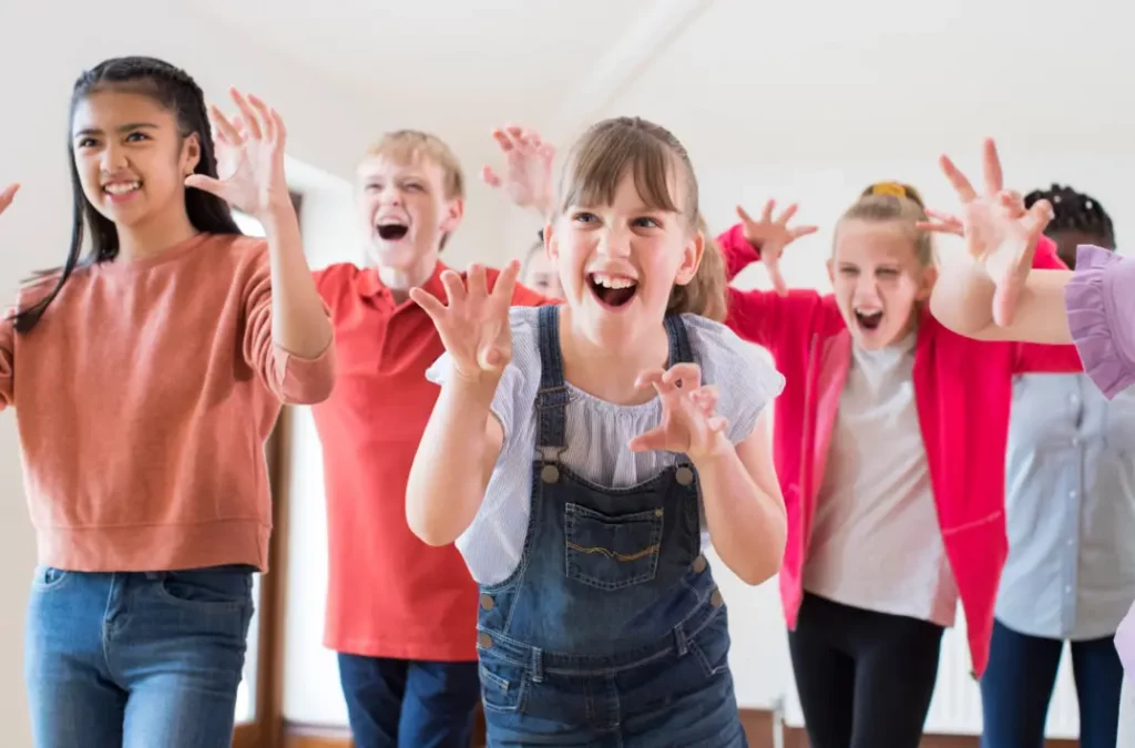 Extraescolares para niños de 6 a 12 años - Niños haciendo gestos para asustar