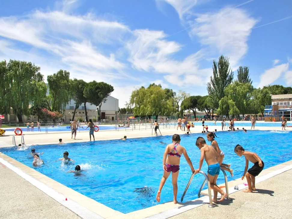 Piscinas de verano en Madrid. Niños en piscina de Polideportivo Santo Domingo