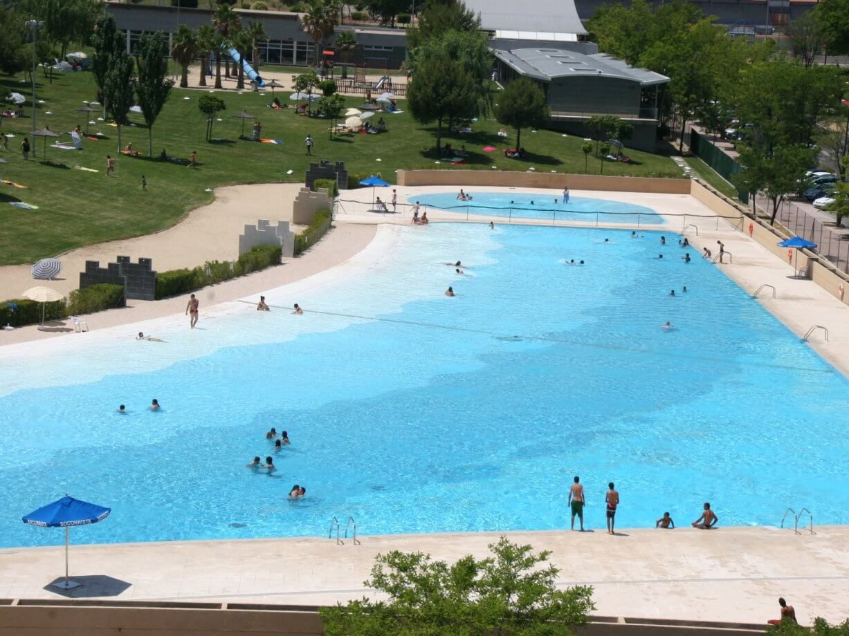 Piscina de verano en Madrid. La playa de Parla, piscina de agua salada para disfrutar con los niños. 