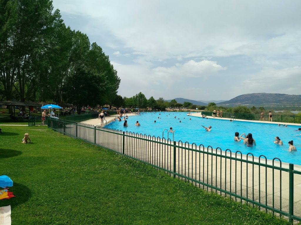 Piscina de verano en Madrid para familias. Piscina de Riosequillo (Buitrago del Lozoya).