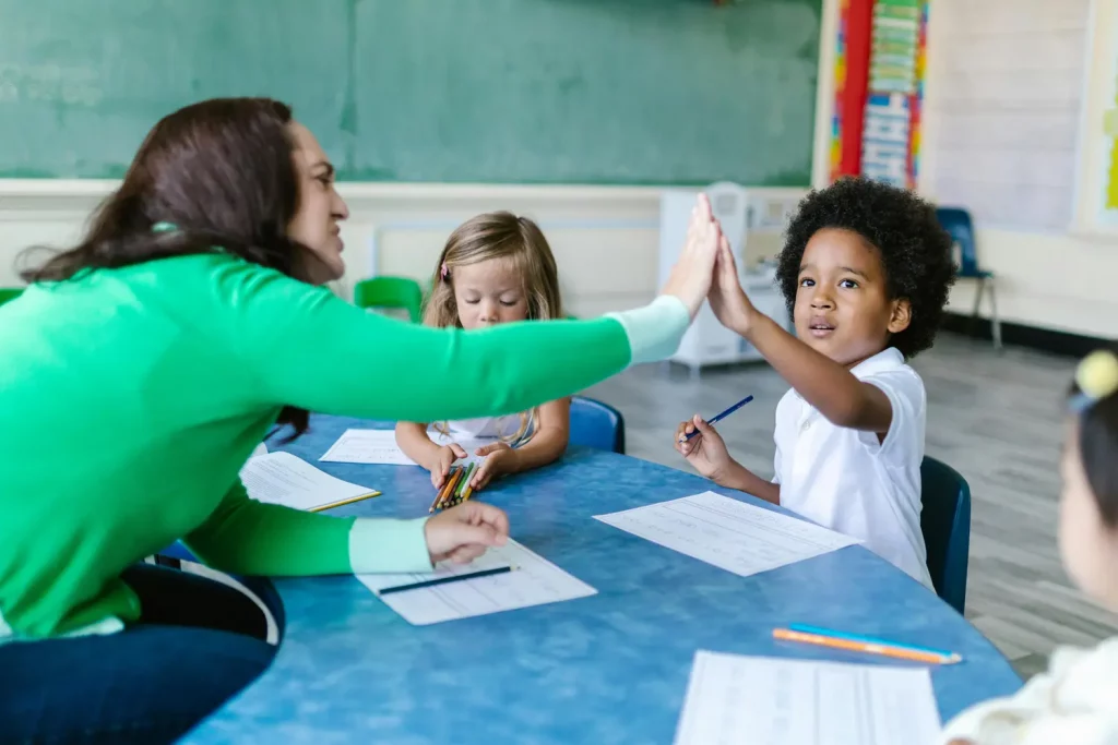 Señales de ansiedad por la vuelta al cole. Clase con niños y profesora.