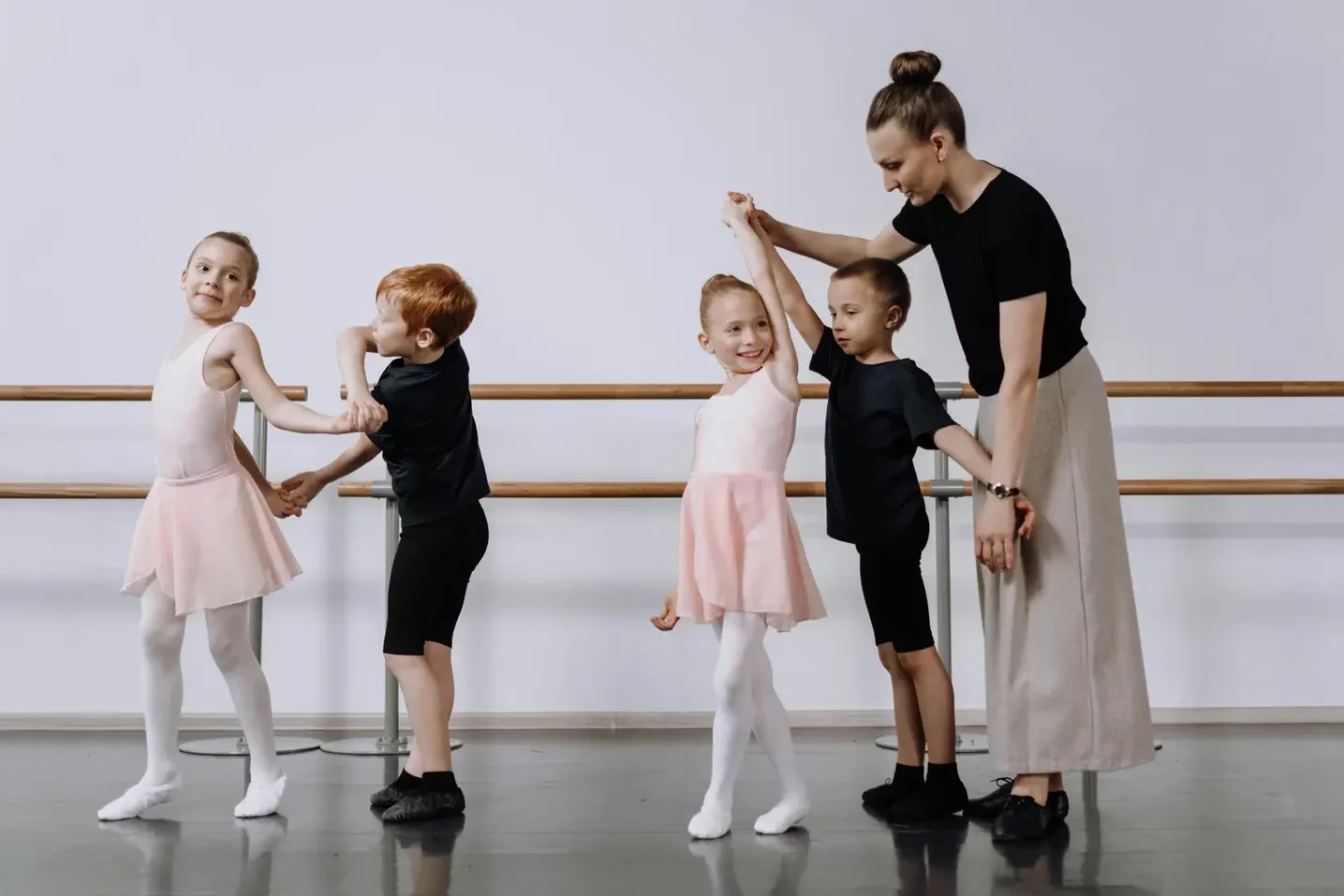 Beneficios de las actividades extraescolares. Niños y niñas en clase de baile. Danza clásica para niños.