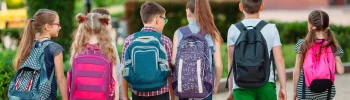 Vuelta al cole. Niños yendo a la escuela con sus mochilas.