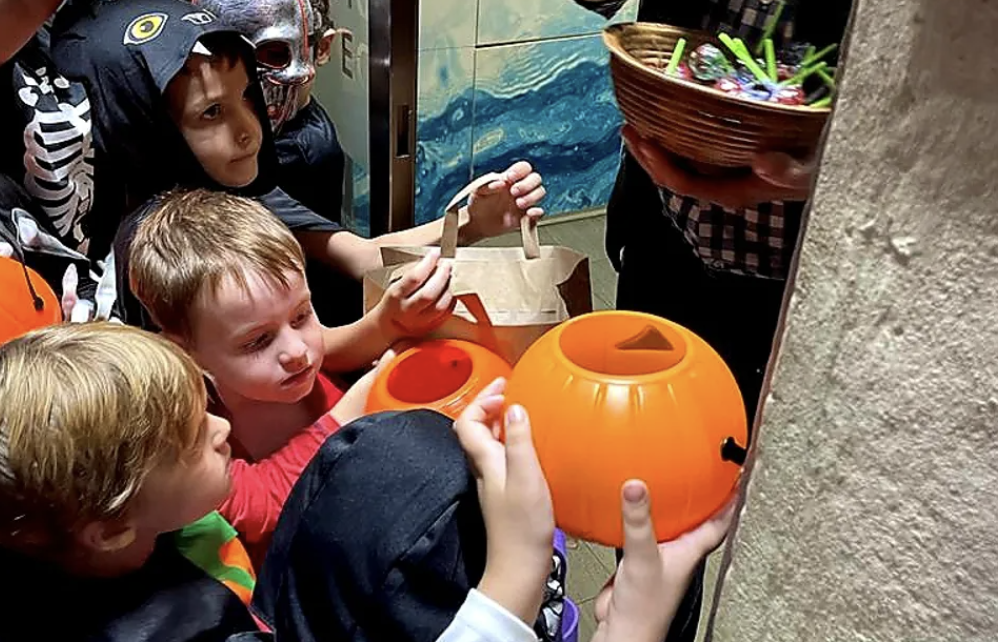 escola comunicat rua de halloween - Halloween and La Castañada activities for kids in Barcelona