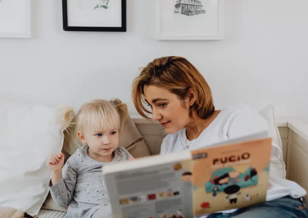 Mujer y bebé leyendo