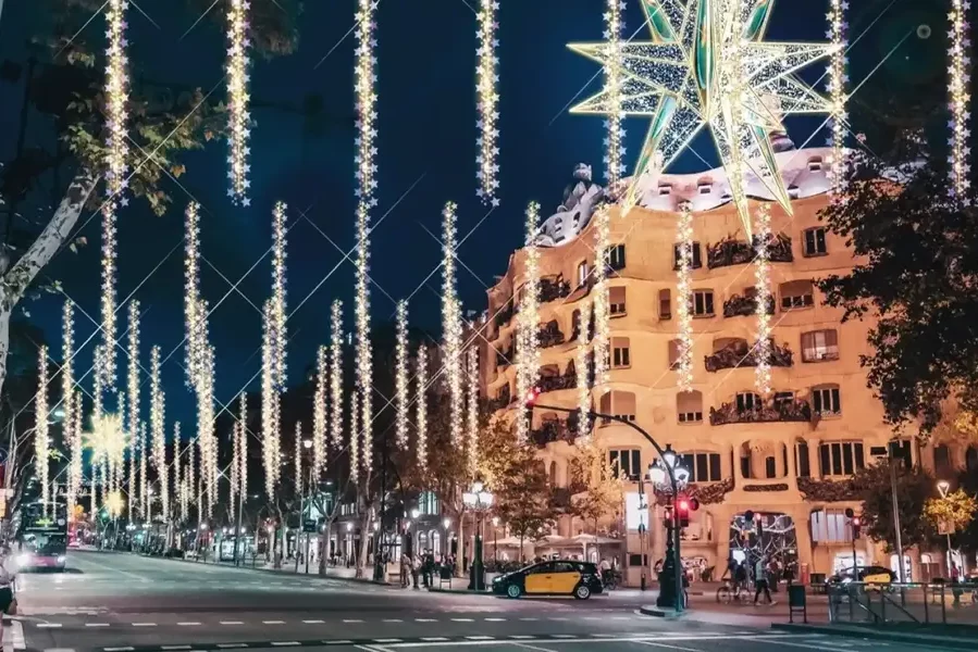 Tradiciones navideñas en España. Decoración de luces. Barcelona paseo de gracia luces de navidad.