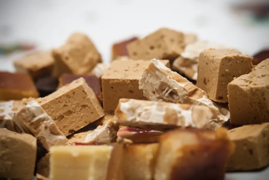 Tradiciones navideñas en España. Dulces navideños. Turrones de Navidad. Turrón de Jijona, turrón de Alicante