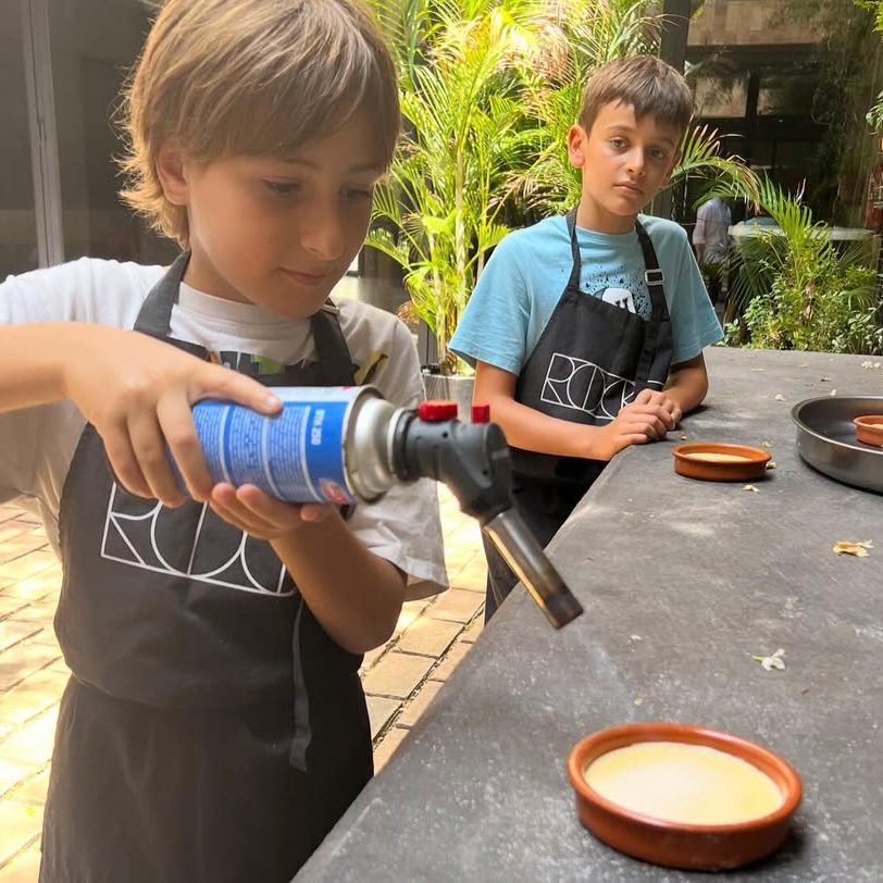 roc35 cocina ninos edited - La guía definitiva de casales de verano en Barcelona